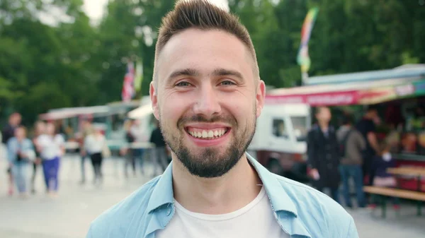 Man met baard glimlachend in de straat van de stad — Stockfoto