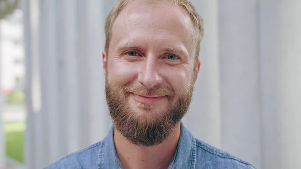 Gelukkig lachend roodharige Man met baard in de stad — Stockfoto