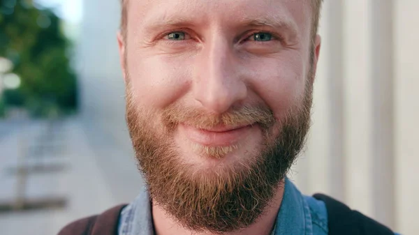 Gelukkig lachend roodharige Man met baard in de stad — Stockfoto