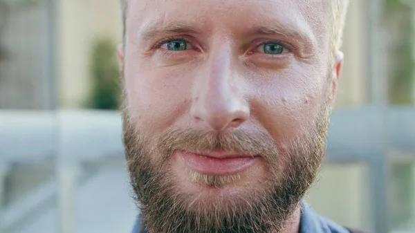 Gelukkig lachend roodharige Man met baard in de stad — Stockfoto