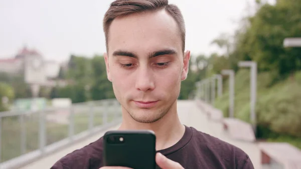 Homem usando um telefone na cidade — Fotografia de Stock