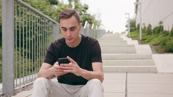 Man använder en telefon i stan — Stockfoto