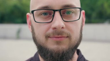 Kasabada gözlüklü sakallı Close-up