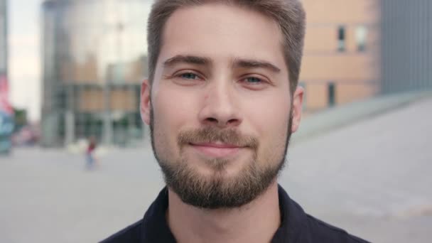 Homem sorridente feliz com barba na cidade — Vídeo de Stock