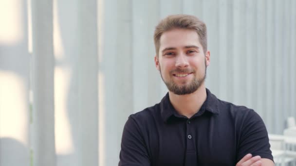 Hombre feliz con barba contra fondo blanco — Vídeos de Stock