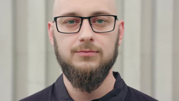 Lähikuva miehestä, jolla on parta yllään lasit — kuvapankkivideo