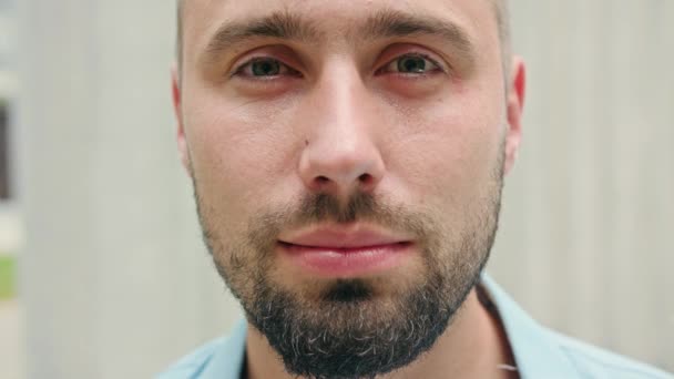 Close-up de Homem com Barba Sorrindo — Vídeo de Stock