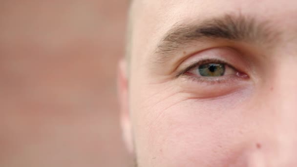 Közeli felvétel egy férfi szeméről — Stock videók