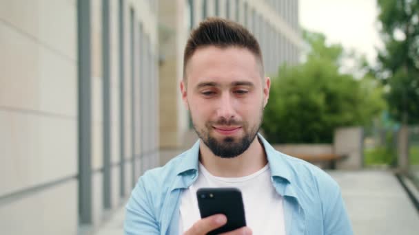 Uomo con la barba Utilizzando un telefono in città — Video Stock
