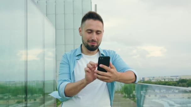 शहर में एक फोन का उपयोग करते हुए दाढ़ी वाला आदमी — स्टॉक वीडियो