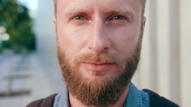 Şehirdeki sakallı Kızıl saçlı adam