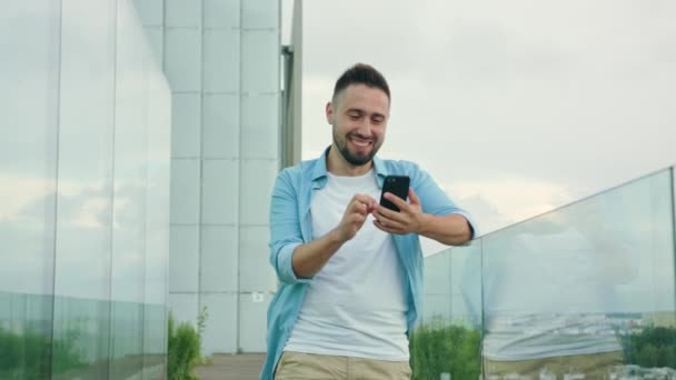 Uomo con la barba Utilizzando un telefono in città — Video Stock