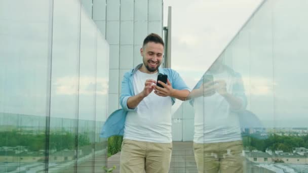 Man met baard met behulp van een telefoon in de stad — Stockvideo