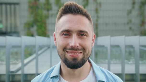 Homem sorridente feliz com barba na cidade — Vídeo de Stock