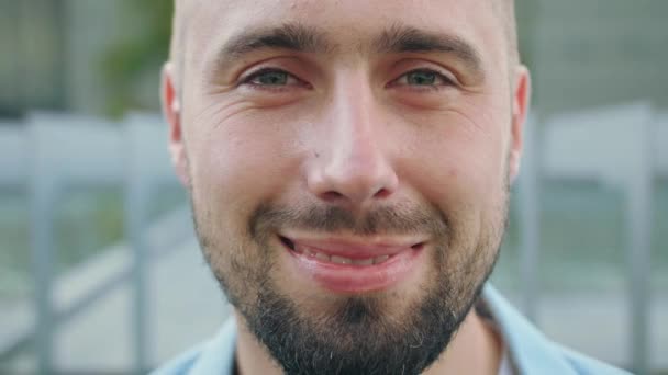 Homem sorridente feliz com barba na cidade — Vídeo de Stock