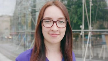 Şehirde mutlu gülümseyen esmer kadın