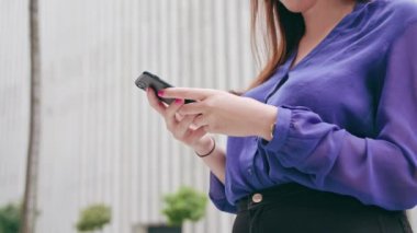 Kasabada bir telefon kullanan esmer kadın