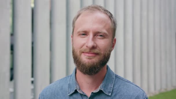 Joyeux homme aux cheveux rouges souriant avec barbe en ville — Video