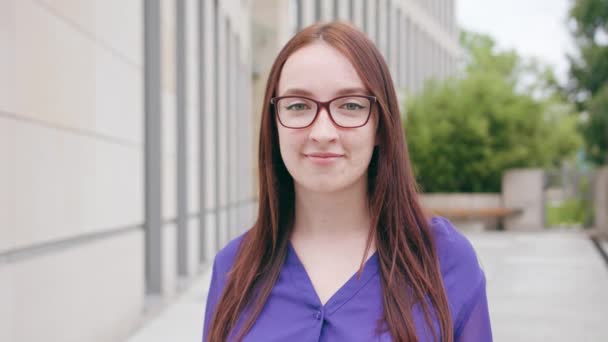 Happy Smiling Brunette Woman Wearing Glasses City Street Close Shot — Stock Video