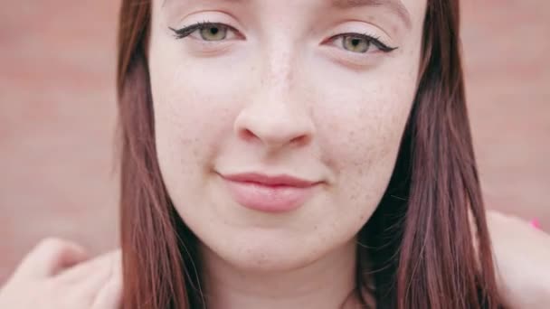 Gelukkig Smiling Brunette vrouw streelde haar haren — Stockvideo