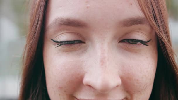 Close-up de um olho das mulheres — Vídeo de Stock
