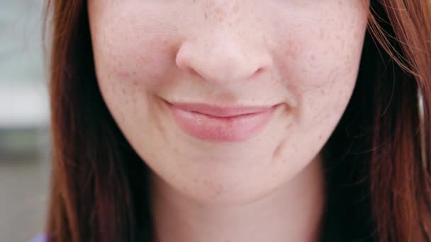 Крупный план женского рта, улыбающегося — стоковое видео