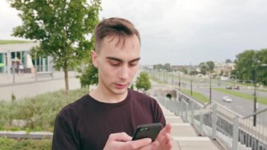 Kasabada bir telefonu kullanan adam