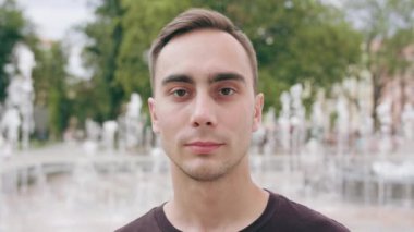 Genç adam bir çeşme arka plan