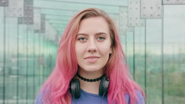 Boldog mosolygó nő a város rózsaszín hajjal — Stock videók