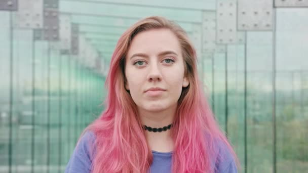 Gelukkig lachende vrouw met roze haren in de stad — Stockvideo