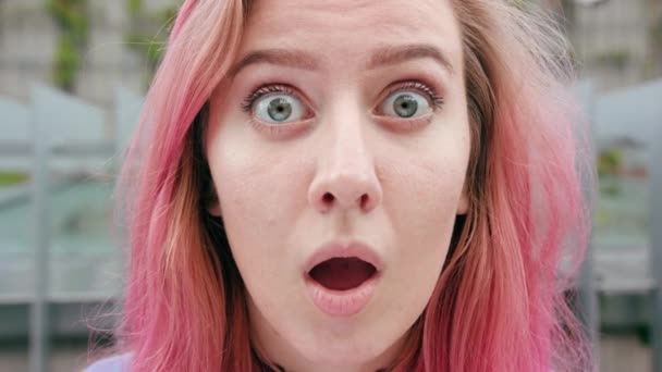 Meglepett nő, rózsaszín haj városában — Stock videók