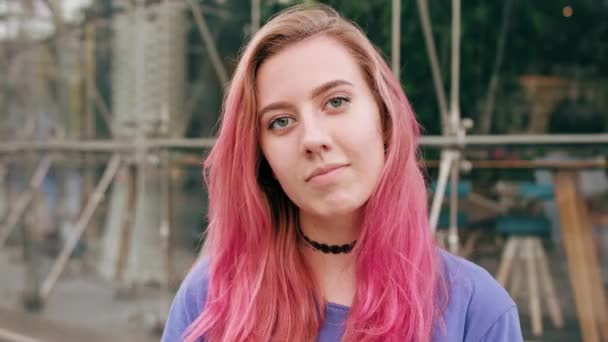 Mujer sonriente feliz con el pelo rosa en la ciudad — Vídeo de stock