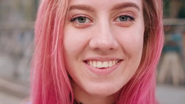 Een Gelukkig Lachende Vrouw Met Een Roze Haar Street Stad — Stockvideo