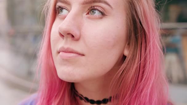 Lyckligt leende kvinna med rosa hår i staden — Stockvideo
