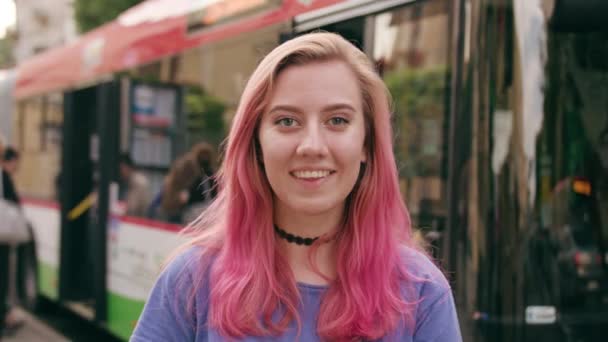 Μια Ευτυχισμένη Χαμογελαστή Γυναίκα Ένα Ροζ Μαλλιά Δρόμο Της Πόλης — Αρχείο Βίντεο