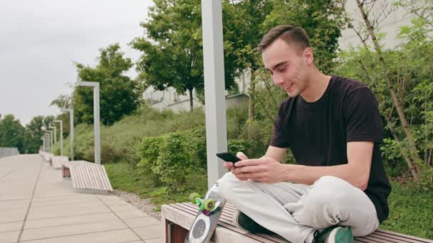 Homme utilisant un téléphone en ville — Video