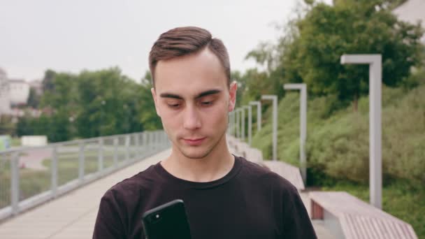 Hombre usando un teléfono en la ciudad — Vídeo de stock