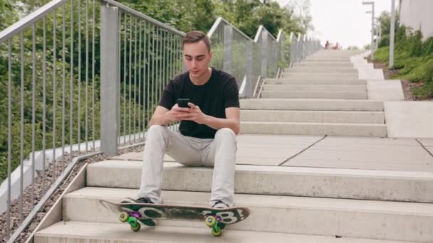 Hombre usando un teléfono en la ciudad — Vídeos de Stock