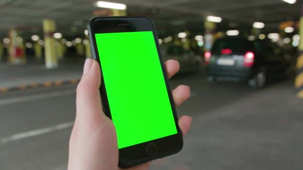 Une main tenant un téléphone avec un écran vert — Video