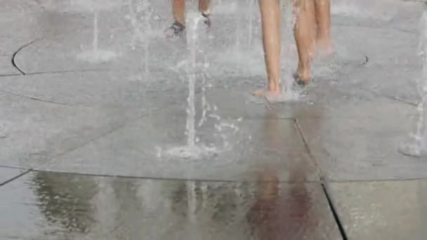 Bambini che giocano in una fontana . — Video Stock