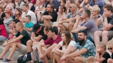 Kalabalık bir yerde şehirde oturan insanlar