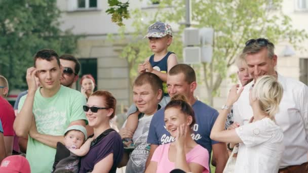 Een menigte van mensen met camera's in de stad — Stockvideo