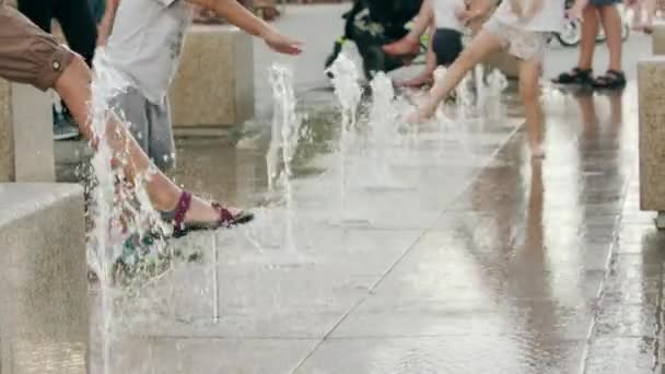 Enfants jouant dans une fontaine . — Video