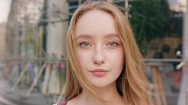 Kasabada poz genç Kızıl saçlı kadın