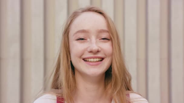 Mujer pelirroja sonriente feliz contra fondo blanco — Vídeos de Stock