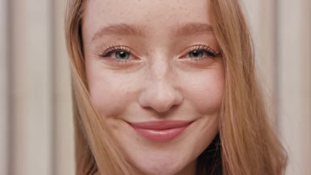 Beyaz arka plan karşı mutlu gülümseyen Kızıl saçlı kadın — Stok video