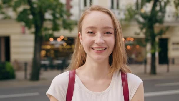 Gelukkig lachende roodharige vrouw in de stad — Stockvideo