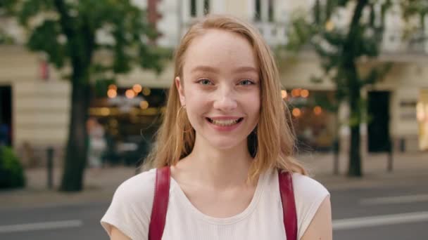 Şehirde mutlu gülümseyen Kızıl saçlı kadın — Stok video