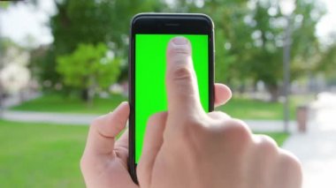 Yeşil Ekranlı Telefonu Tutan Bir El