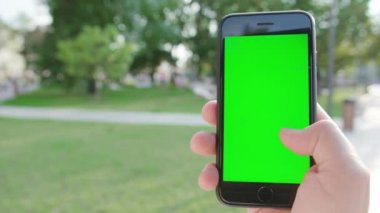 Yeşil Ekranlı Telefonu Tutan Bir El